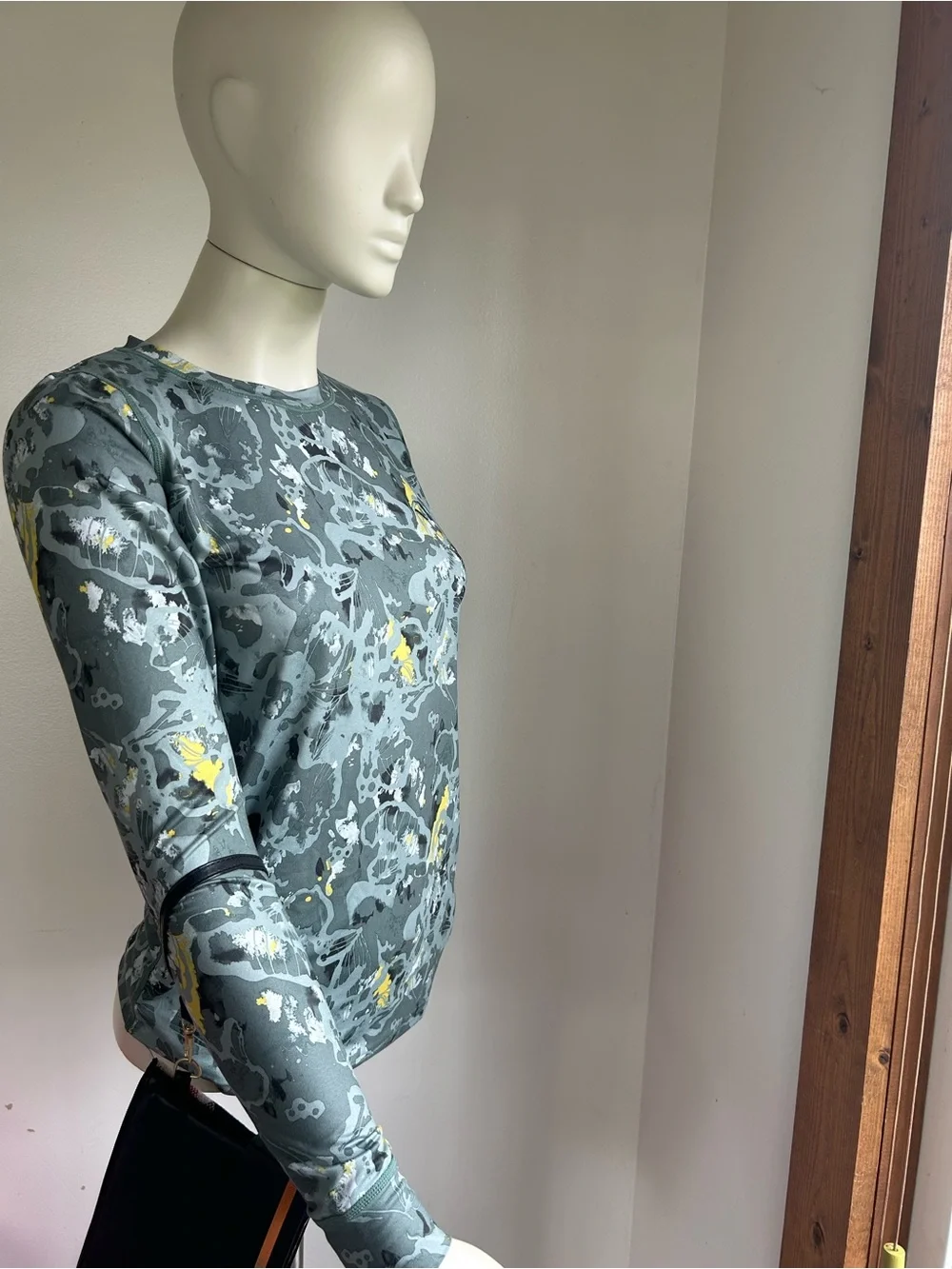 Kari traa s Long Sleeve Gray Camo Print Top with Yellow Accents new